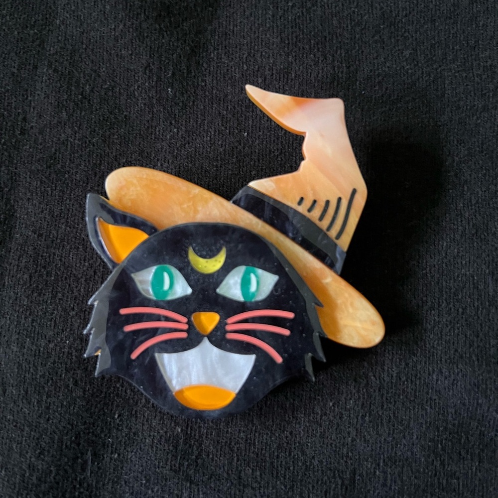 Erstwilder brooch